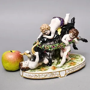  Антикварная Фарфоровая статуэтка «Три путти, играющие с козлом», Ludwigsburg Германия, 1919 - 1927 гг.