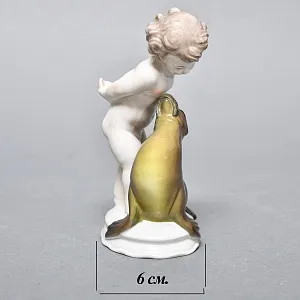 Коллекционная Фарфоровая статуэтка «Мальчик и тюлень», ROSENTHAL Германия, 1943 - 1948 годы.