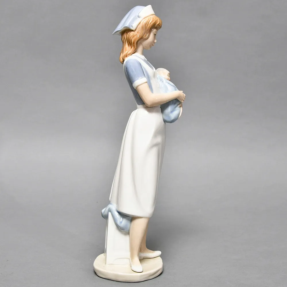 Коллекционная Фарфоровая статуэтка «Медсестра с младенцем», NAO by Lladro Испания.