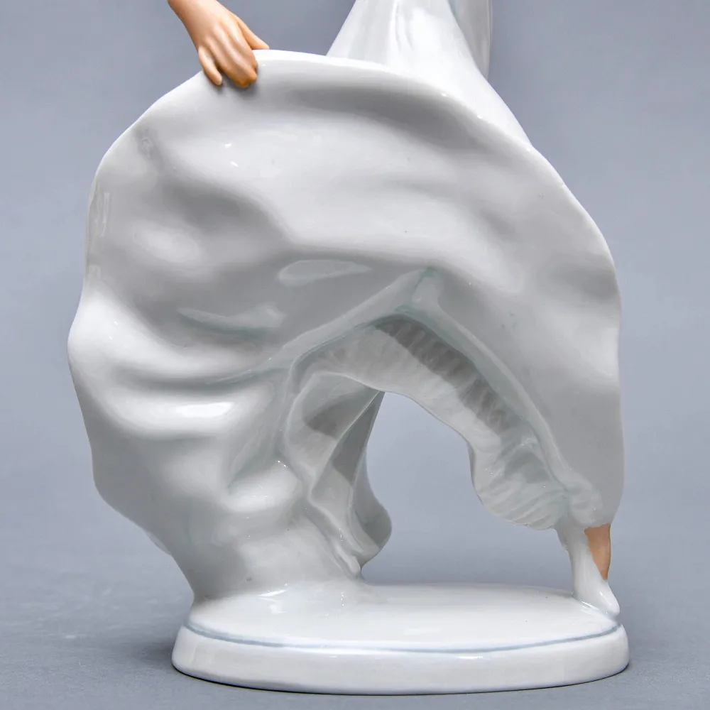 Фарфоровая статуэтка «ТАНЦОВЩИЦА» Н-24 см. Schau Bach Kunst  Германия - 1953 год.