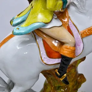 Коллекционная Фарфоровая статуэтка «Охотник на лошади», Scheibe-Alsbach Германия, середина ХХ века.