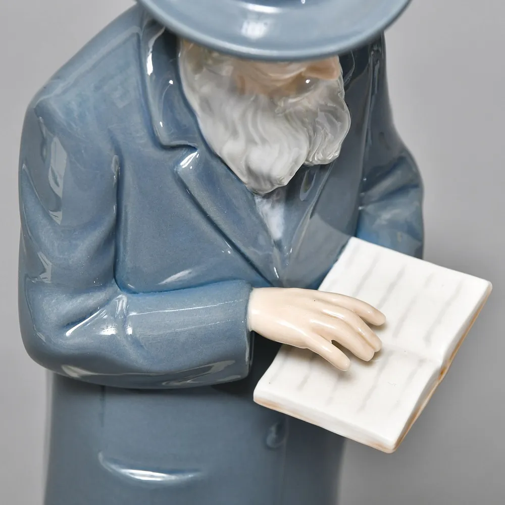 Коллекционная Фарфоровая статуэтка «Раввин. Ребе, читающий Тору», NAO by Lladro Испания.