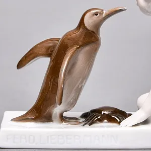 Антикварная Фарфоровая статуэтка «Мальчик, пингвин и краб», ROSENTHAL Германия, первая половина ХХ века.