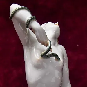 Редкая! Авторская Фарфоровая Статуэтка «КЛЕОПАТРА И ЗМЕЯ», HEREND Венгрия, первая половина ХХ века.