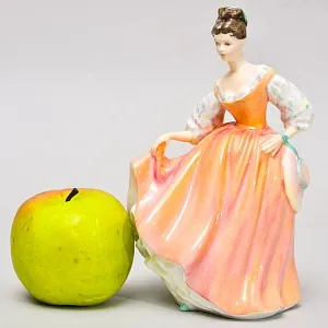 Коллекционная Фарфоровая статуэтка «Прекрасная Леди», Royal Doulton Англия.