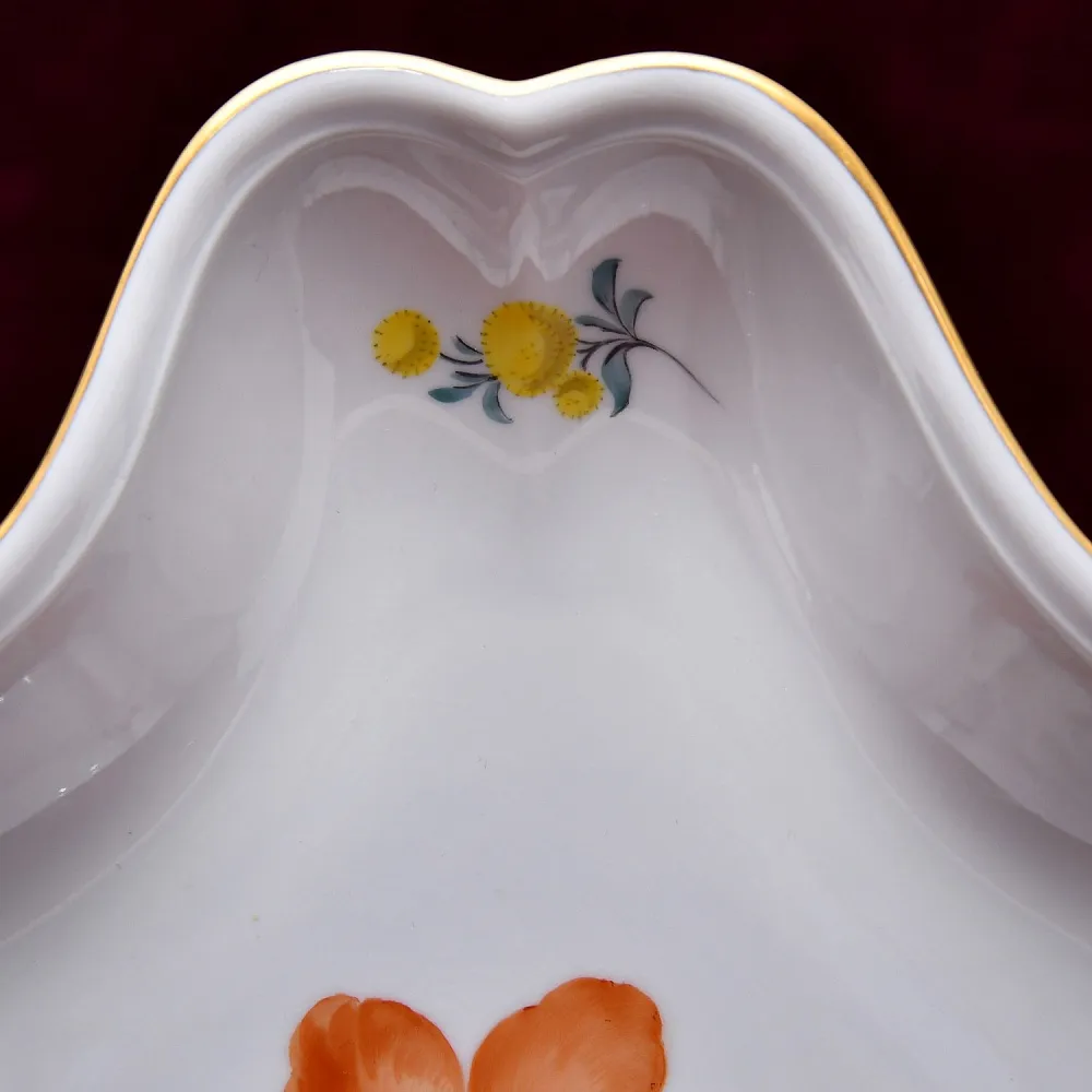 Сервировочная Тарелка - Блюдо треугольной формы «BLUMEN», Фарфор MEISSEN Германия - 1982 год.