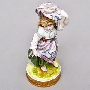 Коллекционная Фарфоровая Статуэтка «Девочка - Торговка рыбой», VOLKSTEDT Германия -50 гг.