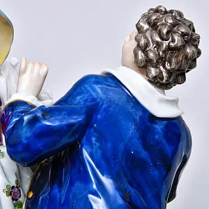 Антикварная Фарфоровая статуэтка «Влюбленная пара. Прятки у колодца», VOLKSTEDTER Германия.