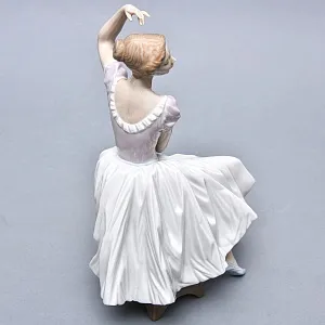 Коллекционная Фарфоровая статуэтка «Балерина. После выступления», Lladro Испания.