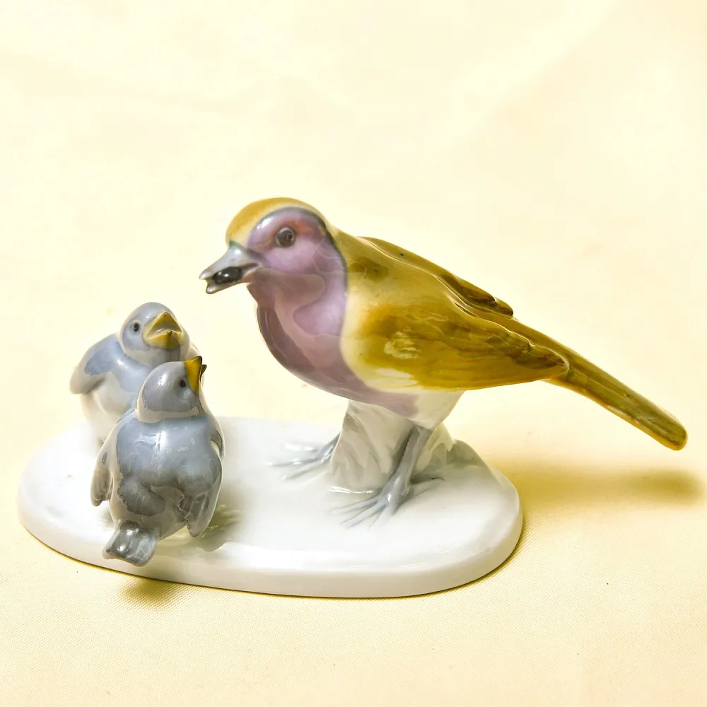 Антикварная Фарфоровая статуэтка «Птица кормит птенцов», Pfeffer Gotta Германия 1882 -1934 год.