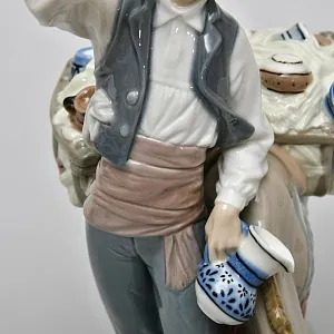 Коллекционная Фарфоровая статуэтка «Продавец фарфора»,  Lladro Испания - 1974 год.