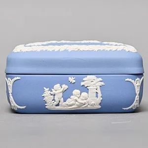 Шкатулка - Бонбоньерка «Музы и поклонники», фарфор ВЕДЖВУД / WEDGWOOD, Англия, вторая половина ХХ века.