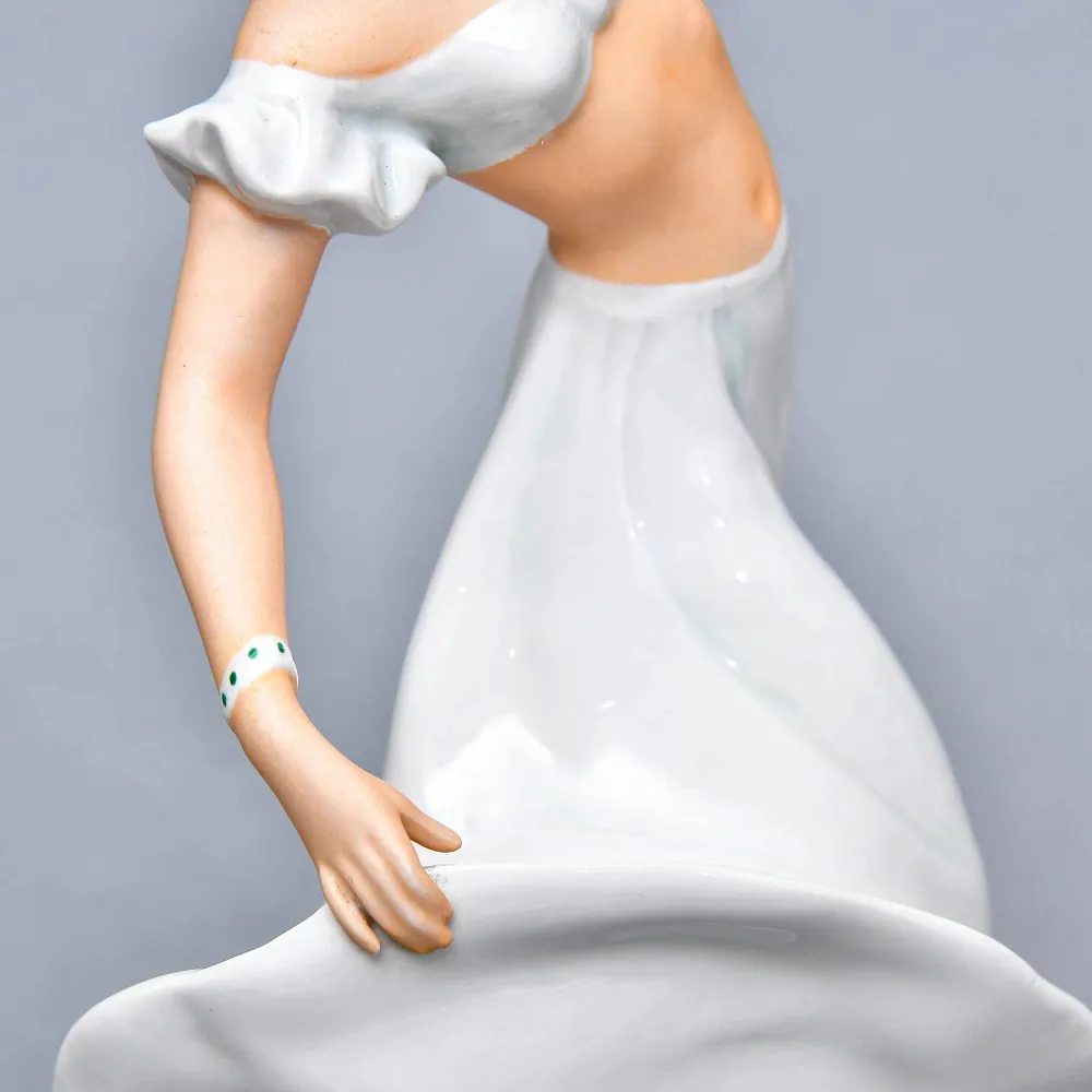 Фарфоровая статуэтка «ТАНЦОВЩИЦА» Н-24 см. Schau Bach Kunst  Германия - 1953 год.