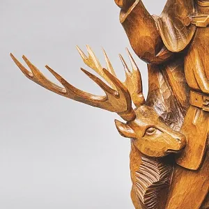 Большая Коллекционная Деревянная статуэтка «Охотник с Оленем», Германия середина ХХ века.