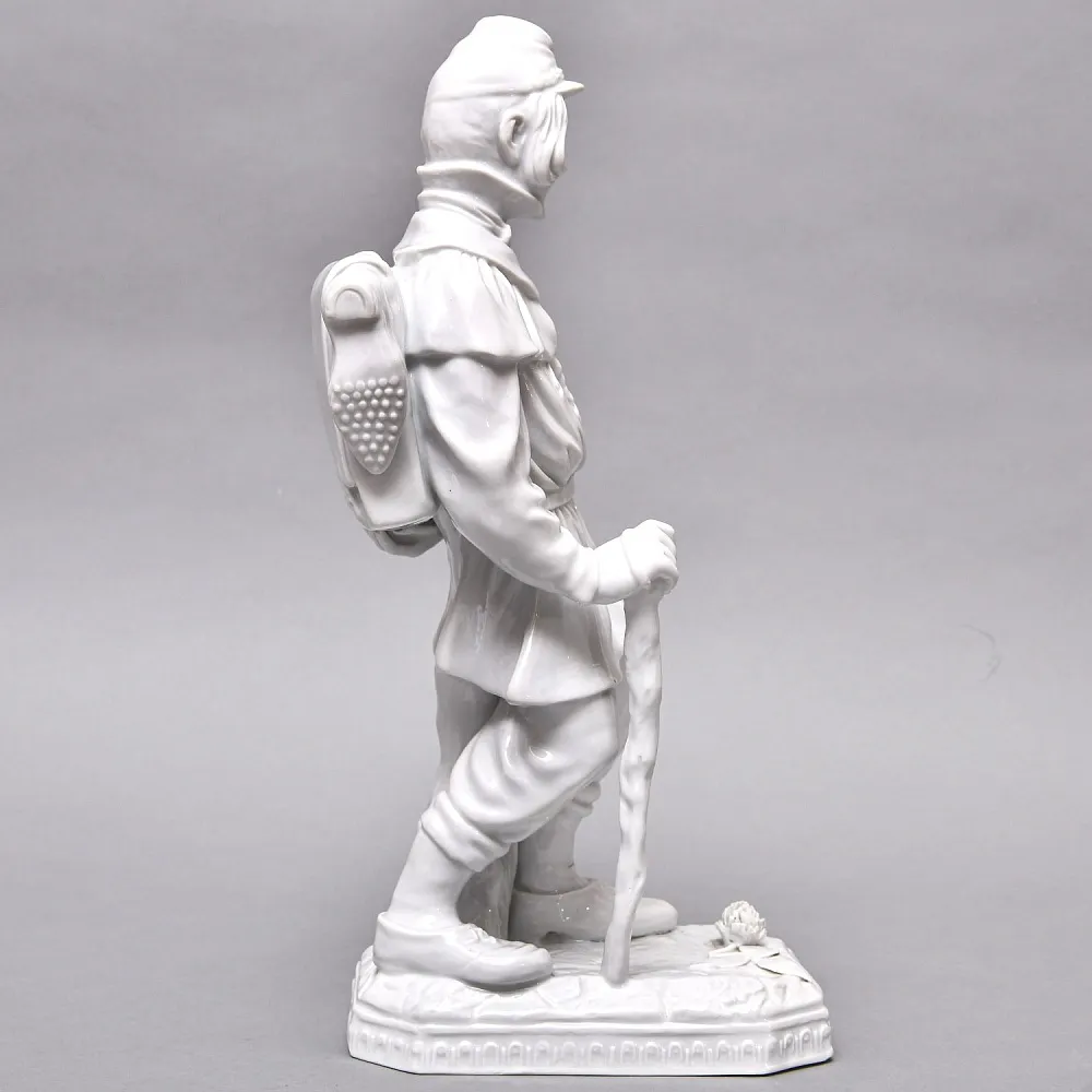 Большая Фарфоровая Статуэтка «ПУТНИК», Wiener Porzellanmanufaktur Augarten, Австрия середина ХХ века.