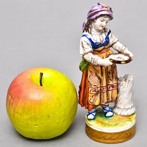 Коллекционная Фарфоровая Статуэтка «Девочка - танцовщица собирает монеты», VOLKSTEDT Германия -50 гг.