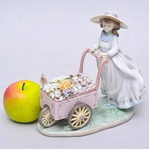 Авторская Фарфоровая статуэтка «Девочка с тележкой цветов и котятами», Lladro Испания.