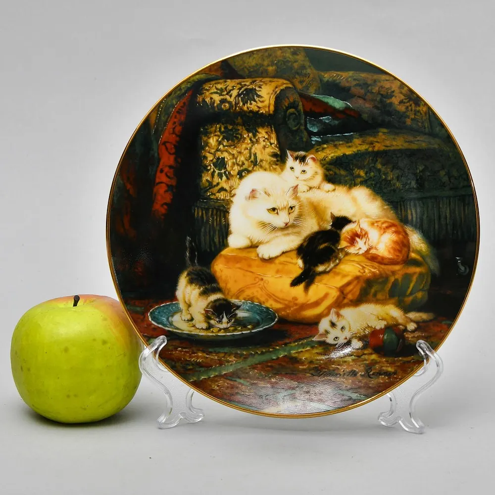 Коллекционная Фарфоровая тарелка «Кошка и котята - Дневные забавы», W.J.GEORGE США - 1991 год.