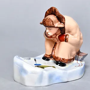 Авторская Коллекционная Фарфоровая Статуэтка «Рыбак на зимней рыбалке», Россия.