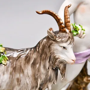  Антикварная статуэтка «Путти с козлом и виноградом», Фарфор Karl Thime Dresden, Германия.