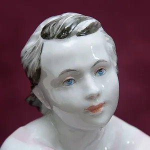 Коллекционная Фарфоровая Статуэтка «На отдыхе - девушка с букетом», ЛФЗ СССР -1963 г