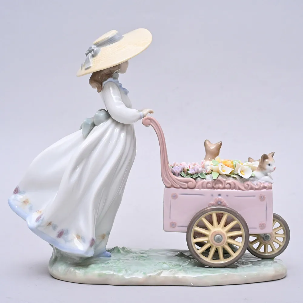 Авторская Фарфоровая статуэтка «Девочка с тележкой цветов и котятами», Lladro Испания.