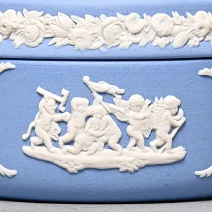 Шкатулка - Бонбоньерка «Античный мотив», фарфор ВЕДЖВУД / WEDGWOOD, Англия, вторая половина ХХ века.