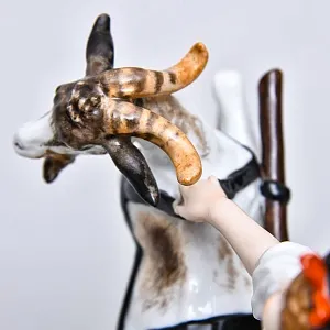 Коллекционная Фарфоровая статуэтка «Сбор винограда», Германия - вторая половина ХХ века. 