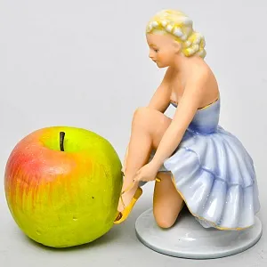 Коллекционная Фарфоровая Статуэтка «Балерина поправляющая пуанту», FASOLD&STAUCH Германия.