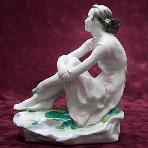 Коллекционная Фарфоровая Статуэтка «На отдыхе - девушка с букетом», ЛФЗ СССР -1963 г