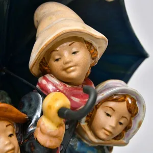 Коллекционная Фарфоровая статуэтка «Трое под зонтом». Грес Lladro Испания, 1978 - 1988 годы.