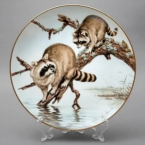 Коллекционная Фарфоровая Тарелка «Лесной Год, МАРТ. Еноты» Фарфор, Англия - 1982 год. 