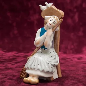 Фарфоровая Статуэтка «Золушка» , Киевский ФЗ - 90 -е годы ХХ века.