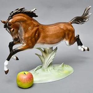 Большая Фарфоровая статуэтка «Бегущий конь. Арабский жеребец», ROSENTHAL Германия. 