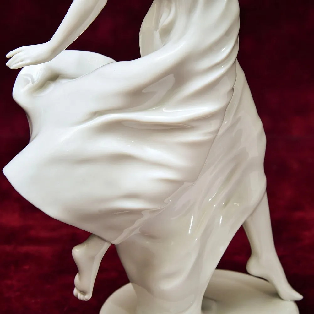 Коллекционная Фарфоровая Статуэтка «Девушка с золотым шаром», GOEBEL Германия - 1979 год.