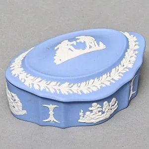 Шкатулка - Бонбоньерка «Мотив с Путти», фарфор ВЕДЖВУД / WEDGWOOD, Англия, вторая половина ХХ века.