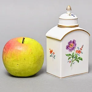 Фарфоровая Чайница с крышкой «BLUME», MEISSEN / МЕЙСЕН Германия, середина ХХ века.