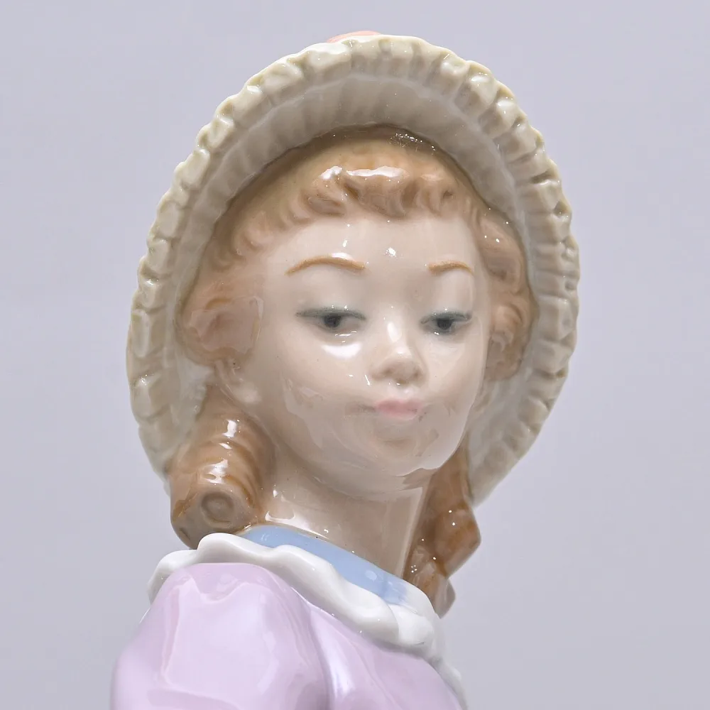 Коллекционная Фарфоровая статуэтка «Девочка с куклой», Lladro Испания, 1978 год.