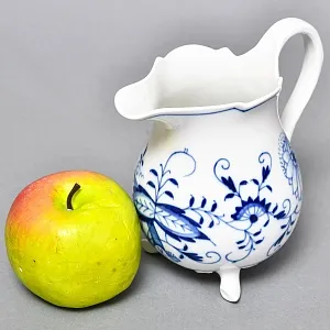 Фарфоровый молочник - сливочник на ножках «Луковый узор», MEISSEN Германия, середина ХХ века. 