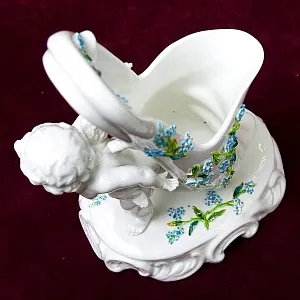 Антикварная Вазочка - Статуэтка «Путти с туфелькой», Фарфор SITZENDORF Германия 1880-1900 годы.