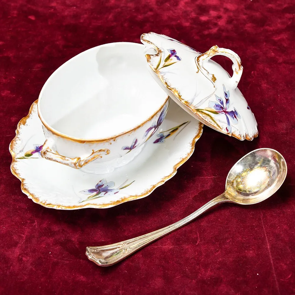 Редкость! Соусник - Судок с крышкой и ложкой "Цветы Ирисы" , Limoges Франция, середина ХХ века.