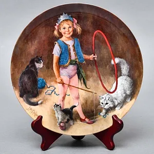 Коллекционная Тарелка «МЭГГИ - Маленькая дрессировщица», Фарфор RECO США -1983 год.