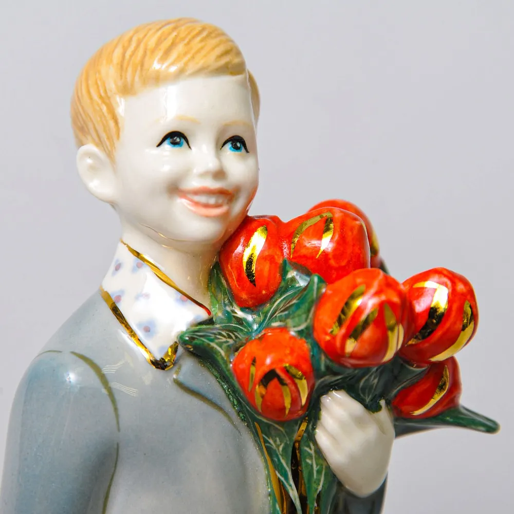 Авторская Коллекционная Фарфоровая Статуэтка «Школьник с букетом тюльпанов», Россия.