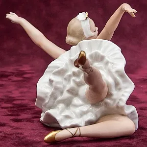 Фарфоровая статуэтка «Балерина, Танец - Лебединое озеро»,  ВАЛЕНДОРФ / WALLENDORF  Германия.