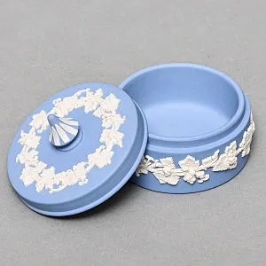 Шкатулка - Бонбоньерка «Виноградная лоза», фарфор ВЕДЖВУД / WEDGWOOD, Англия, вторая половина ХХ века.