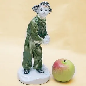 Редкость! Коллекционная статуэтка «Мальчик со снежком», Фаянс ЗиК Конаково, СССР 50-е годы. 