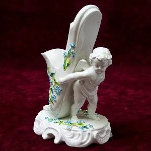 Антикварная Вазочка - Статуэтка «Путти с туфелькой», Фарфор SITZENDORF Германия 1880-1900 годы.