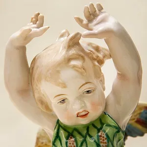 Коллекционная Фарфоровая статуэтка «Девочка-Ангел и Цыпленок» SANDIZELL Германия.