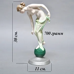 Антикварная Фарфоровая статуэтка «Обнаженная девушка на шаре», Rosenthal Германия - 1935 год. 