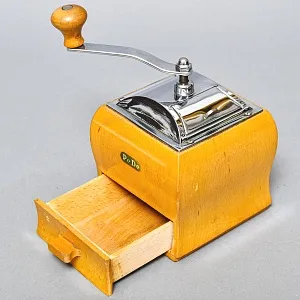 Коллекционная ручная механическая кофемолка «PeDe» Голландия, середина ХХ века.